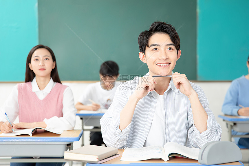 青年男女认真学习考研图片