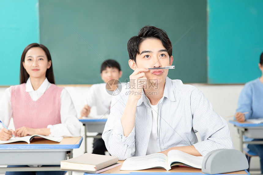 青年男女认真学习考研图片