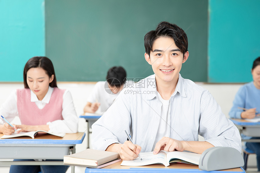 青年男女认真学习考研图片