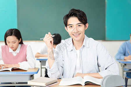 青年男女认真学习考研图片