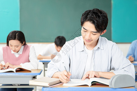 青年男女认真学习考研图片