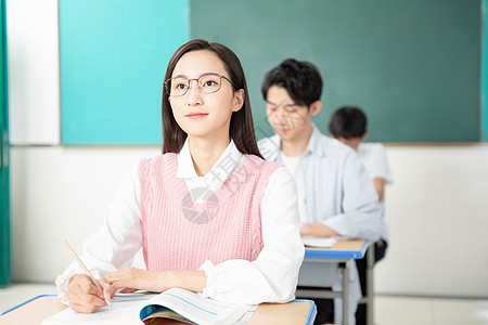 青年男女认真复习考研图片