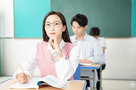 青年男女认真复习考研图片