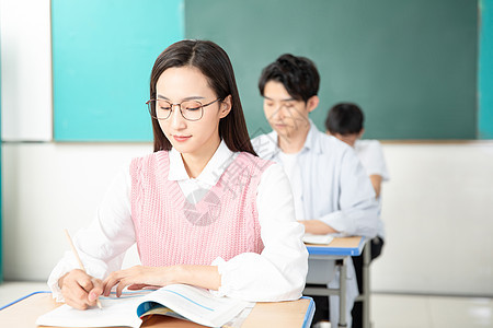 青年男女认真复习考研图片