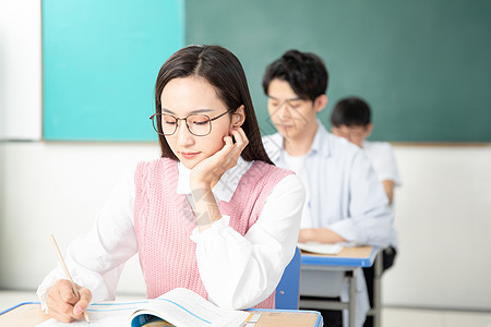 青年男女认真复习考研图片