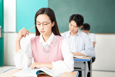 青年男女认真复习考研图片