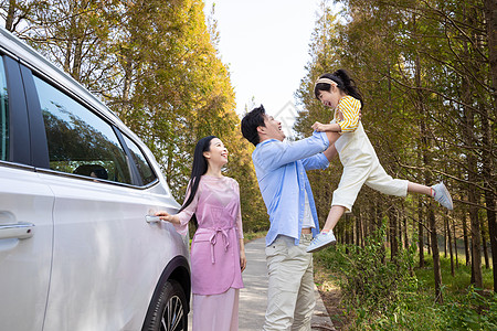 欢乐一家三口自驾游旅行高清图片