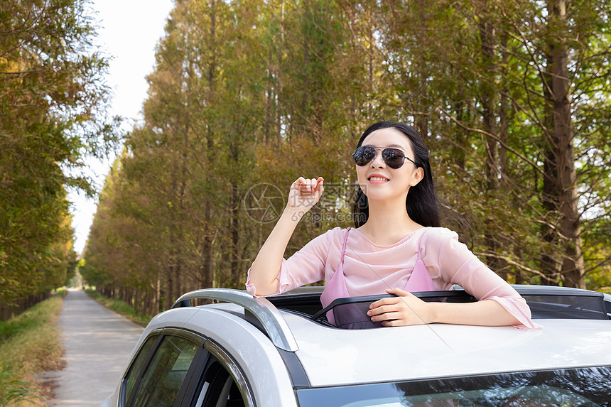 青年美女旅行自驾游