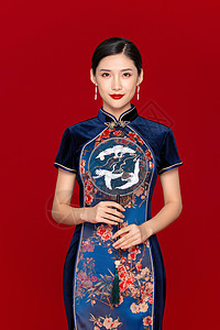 中国风旗袍美女拿扇子背景图片