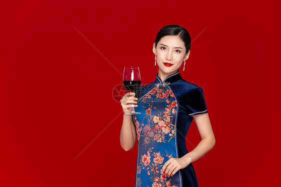 中国风旗袍美女拿红酒图片