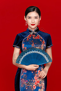 中国风旗袍美女拿扇子背景图片