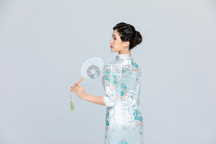 中国风旗袍优雅美女拿扇子
