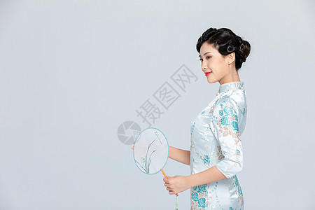 客服美女中国风旗袍优雅美女拿扇子背景