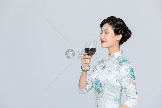旗袍女性拿红酒图片