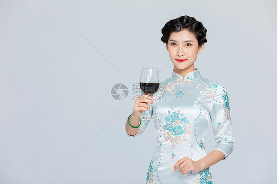 旗袍女性拿红酒图片