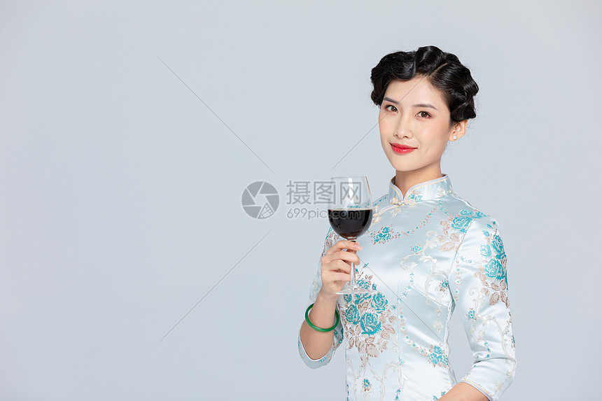 旗袍女性拿红酒图片