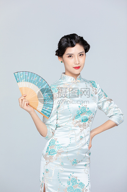 中国风旗袍优雅美女拿扇子图片