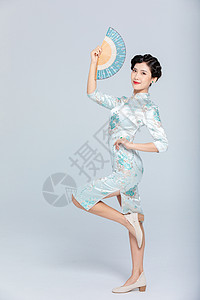 中国风旗袍优雅美女拿扇子背景