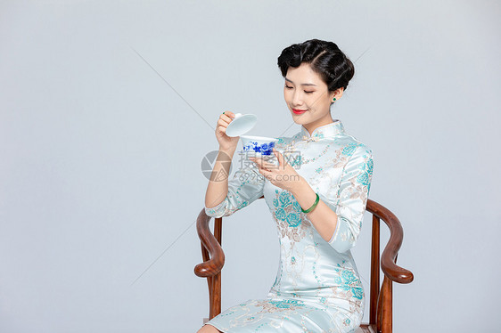 旗袍美女喝茶图片