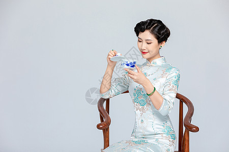 旗袍美女喝茶图片
