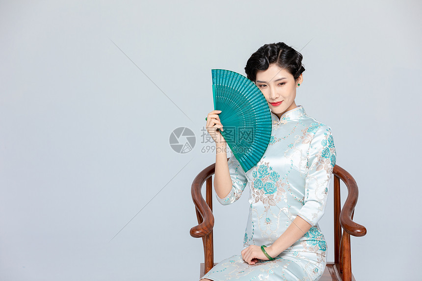 中国风旗袍女性拿扇子图片