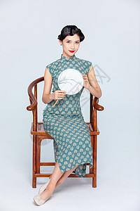 中国风古装旗袍美女拿扇子高清图片