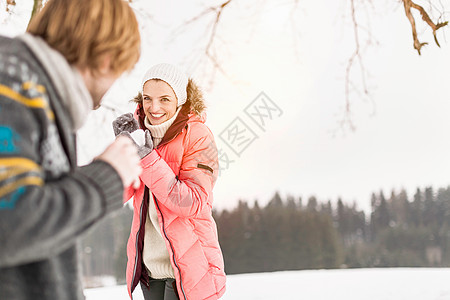 打雪球的夫妇图片素材