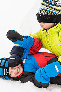 两个男孩在雪地里打架图片