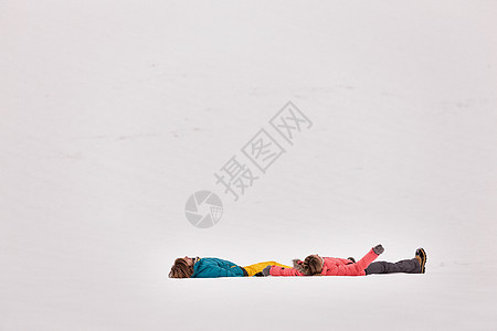 一对躺在雪地里的夫妇图片
