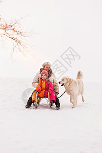 雪中坐雪橇的祖母和孙女图片