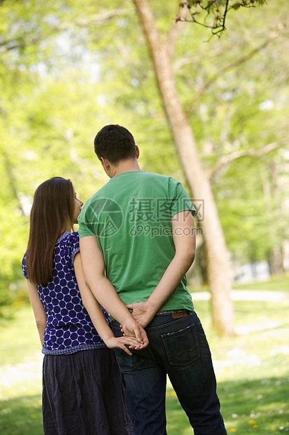 公园里的年轻情侣图片