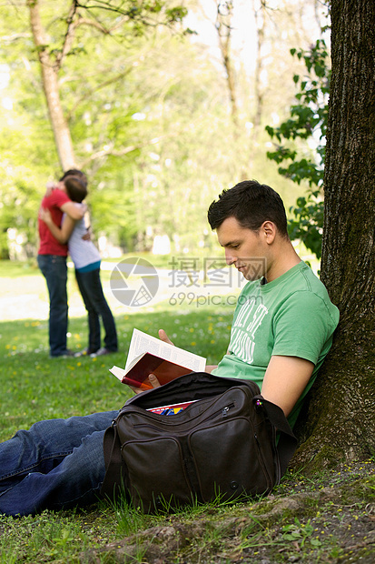 学生在户外学习图片