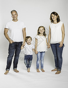 父母与儿子和女儿牵手的画室肖像图片