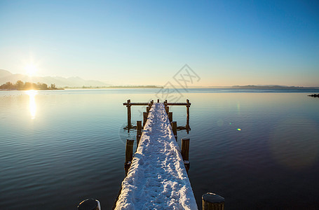 静谧的乡村湖面上的雪墩图片
