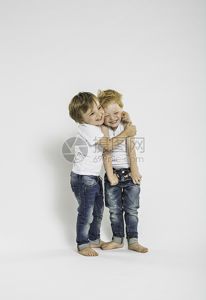 两个可爱男孩拥抱的摄影棚肖像图片