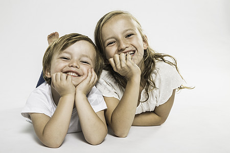 幸福的男孩和妹妹躺着的画室画像高清图片