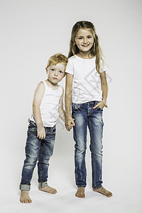 画室里女孩和她哥哥手拉手的照片图片