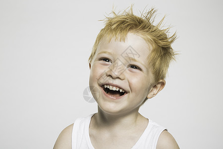 男孩微笑姜黄色头发的可爱男孩的工作室肖像背景