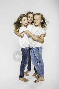 三个女孩拥抱的工作室肖像图片