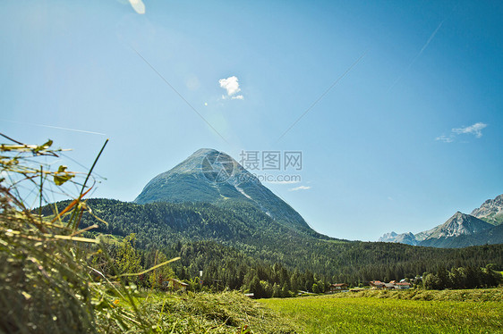 山与乡村景观图片