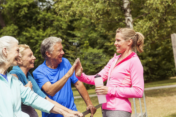 一组成年人在运动户外微笑中休息图片