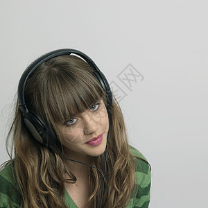 戴耳机的年轻女子图片