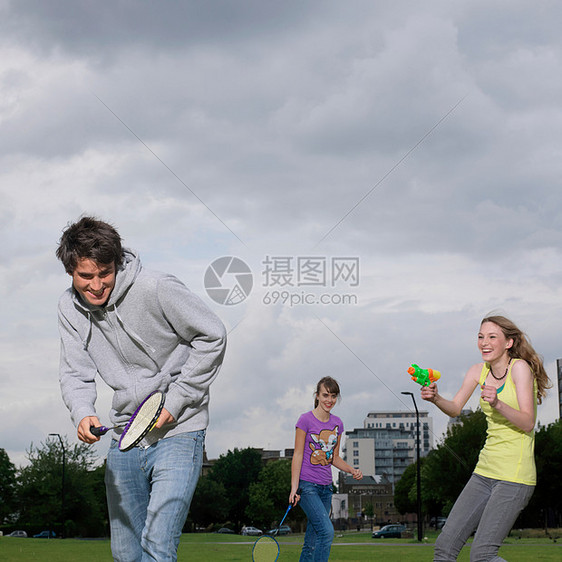 年轻女子向朋友开枪图片