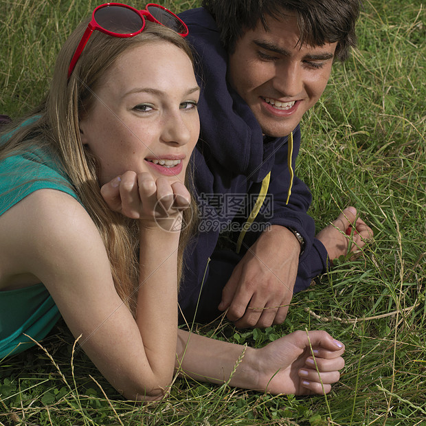 躺在草地上的年轻男女图片