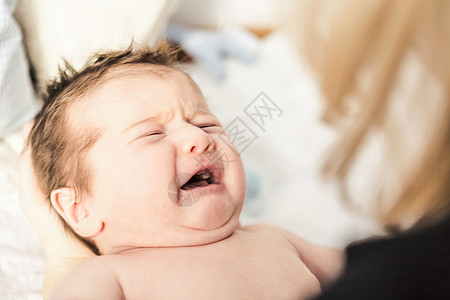 哭和笑男婴哭的特写镜头背景