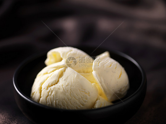 黑陶瓷碗浓缩奶油香草冰淇淋图片