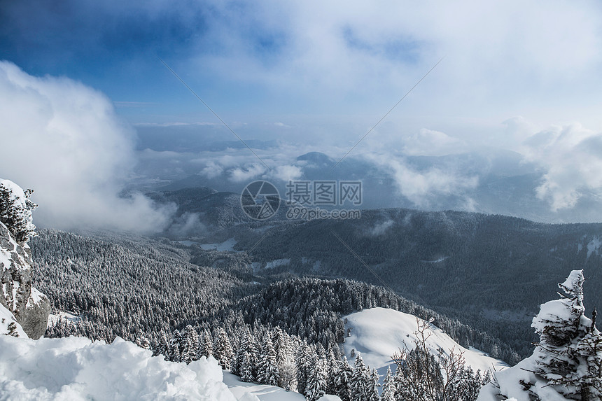 德国拜仁冷格里斯冰雪覆盖的山丘和森林俯视图图片