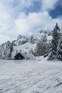 德国拜仁冷格里斯冬日景观冰雪覆盖的小屋图片