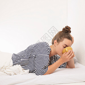 躺在床上喝水的女人图片