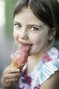 年轻女孩吃冰淇淋的照片图片